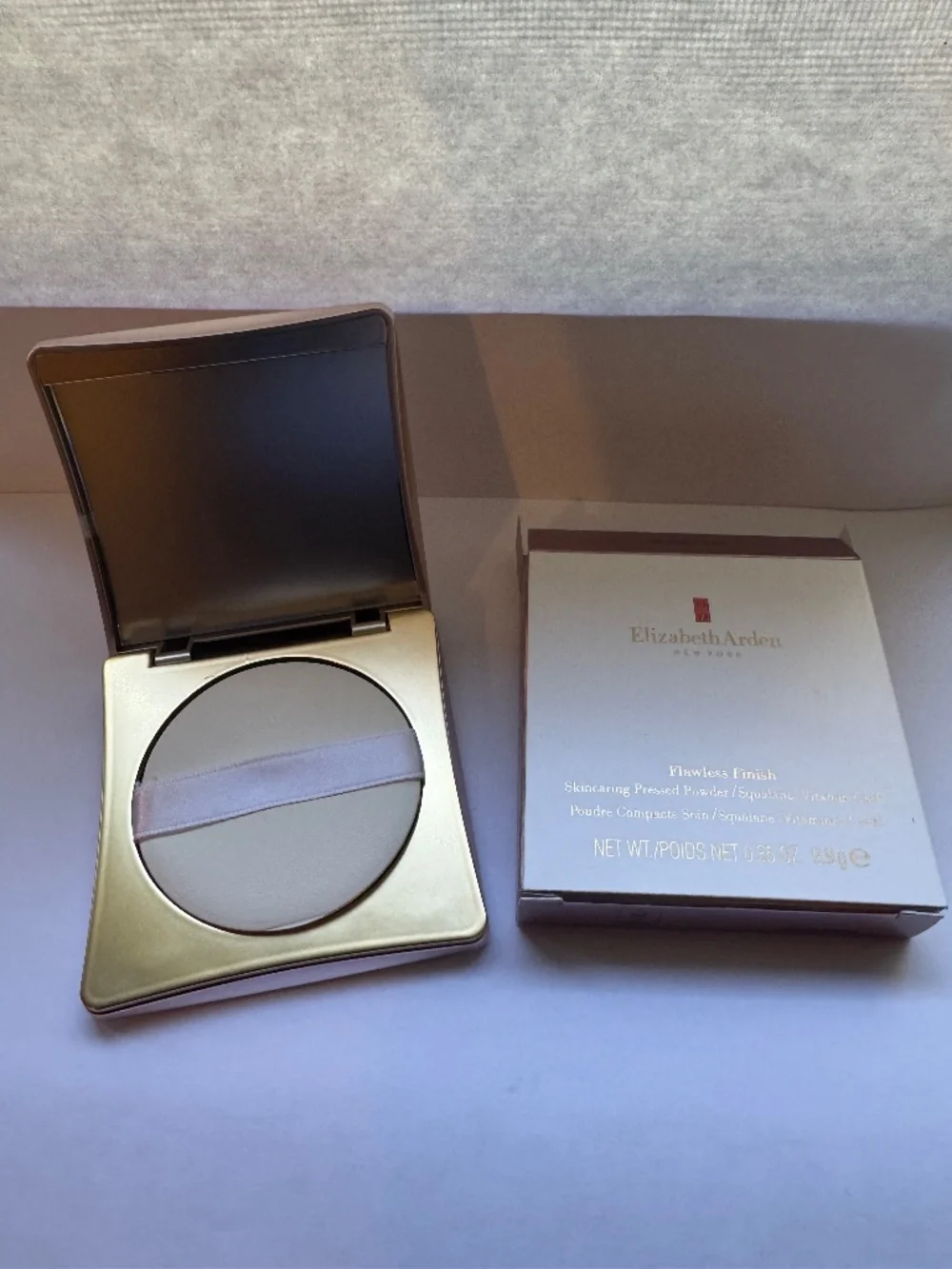Elizabeth Arden Flawless Finish Skincaring Pressed Powder in 